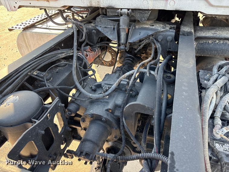 image for item FG0267 2003 International 7300 truck cab and chassis