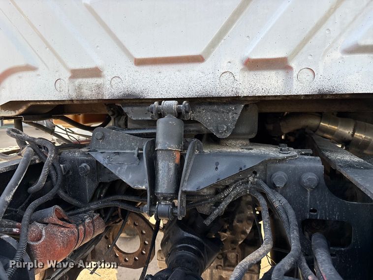 image for item FG0267 2003 International 7300 truck cab and chassis