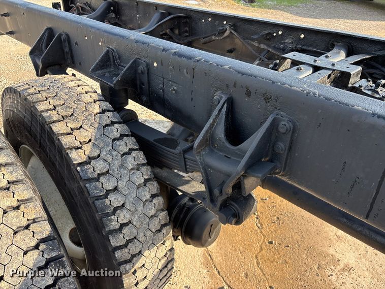 image for item FG0267 2003 International 7300 truck cab and chassis