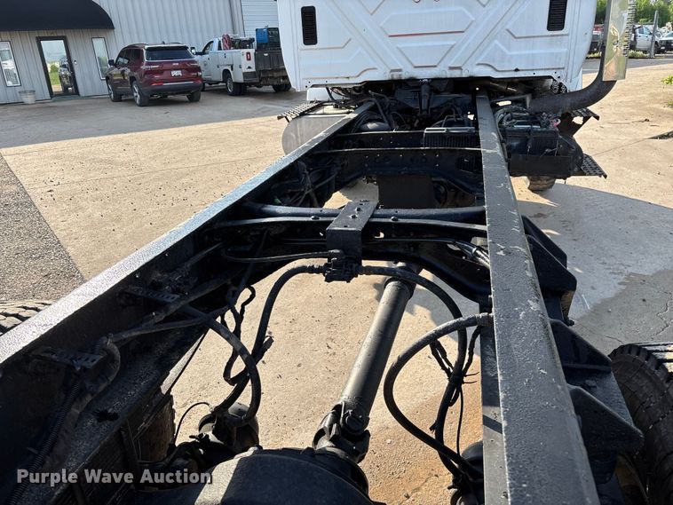 image for item FG0267 2003 International 7300 truck cab and chassis