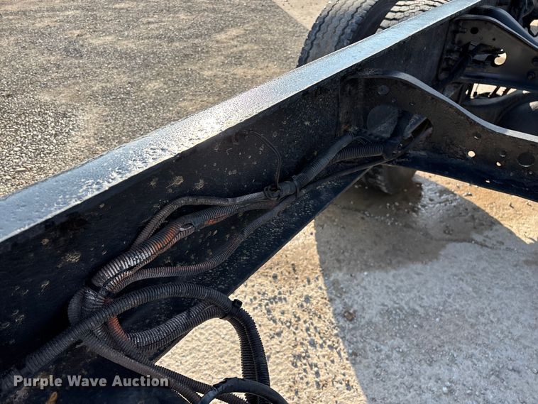 image for item FG0267 2003 International 7300 truck cab and chassis