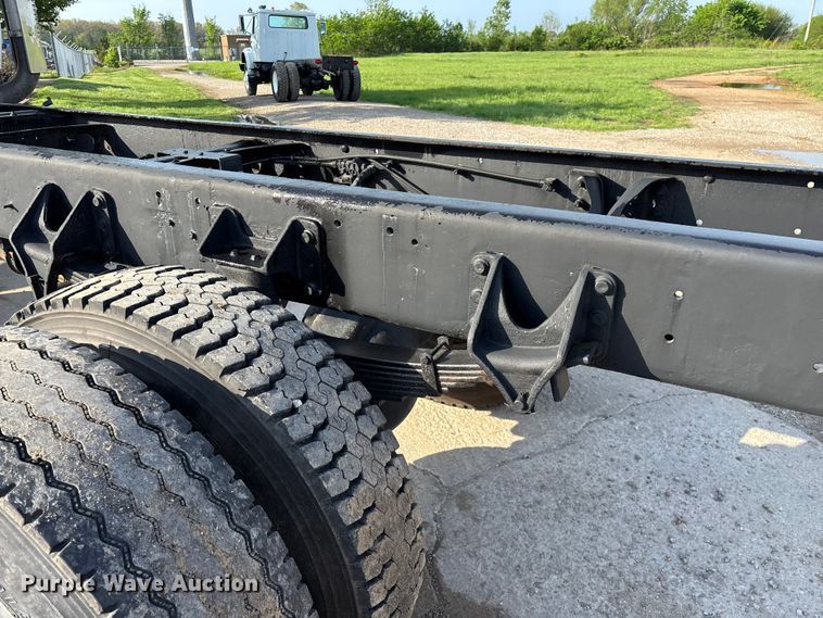 image for item FG0267 2003 International 7300 truck cab and chassis