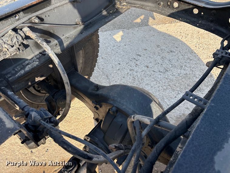 image for item FG0267 2003 International 7300 truck cab and chassis