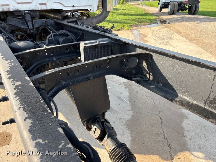 image for item FG0267 2003 International 7300 truck cab and chassis