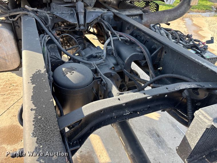 image for item FG0267 2003 International 7300 truck cab and chassis