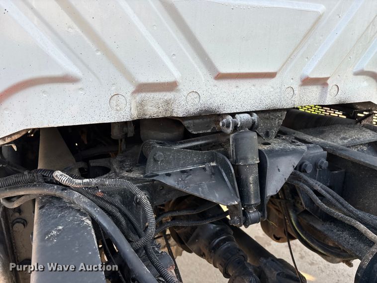 image for item FG0267 2003 International 7300 truck cab and chassis