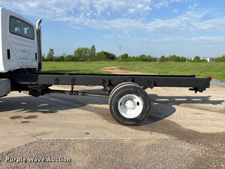 image for item FG0267 2003 International 7300 truck cab and chassis