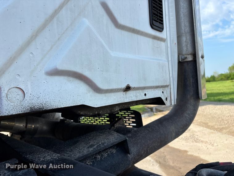 image for item FG0267 2003 International 7300 truck cab and chassis