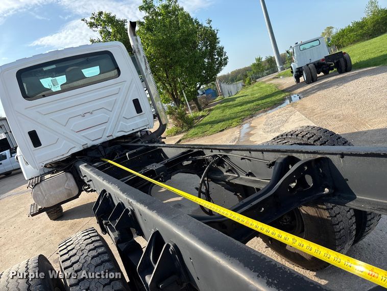 image for item FG0267 2003 International 7300 truck cab and chassis