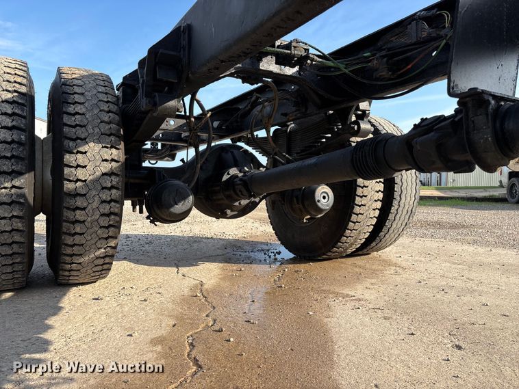 image for item FG0267 2003 International 7300 truck cab and chassis