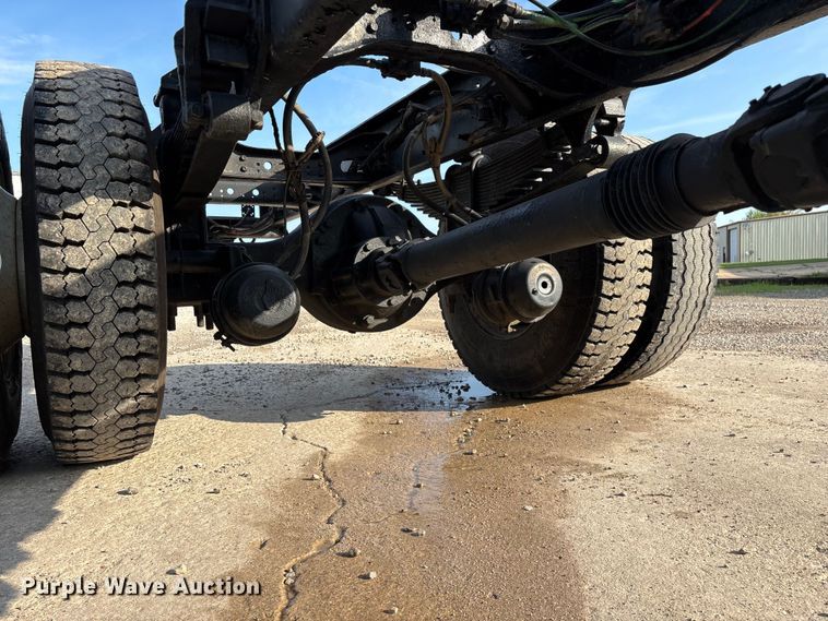 image for item FG0267 2003 International 7300 truck cab and chassis