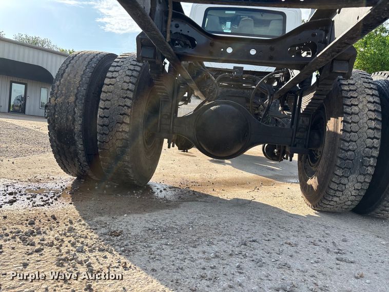 image for item FG0267 2003 International 7300 truck cab and chassis