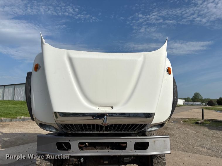 image for item FG0267 2003 International 7300 truck cab and chassis