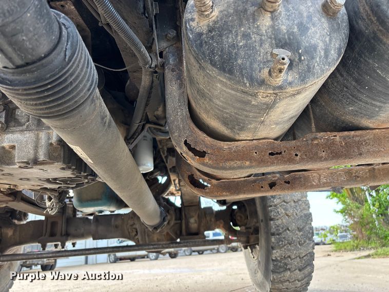 image for item FG0267 2003 International 7300 truck cab and chassis