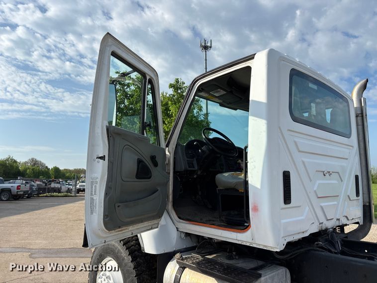 image for item FG0267 2003 International 7300 truck cab and chassis