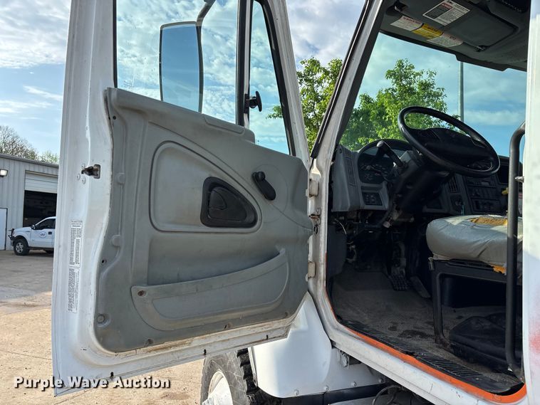 image for item FG0267 2003 International 7300 truck cab and chassis