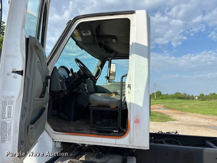 image for item FG0267 2003 International 7300 truck cab and chassis