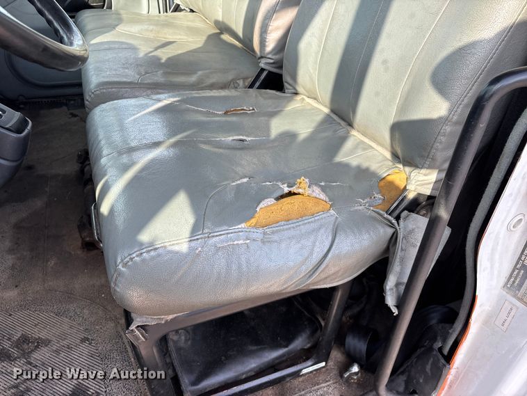 image for item FG0267 2003 International 7300 truck cab and chassis