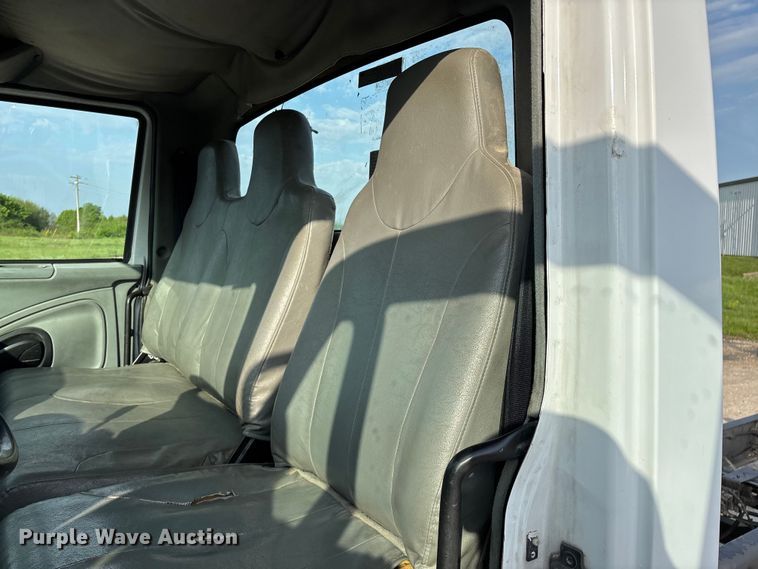 image for item FG0267 2003 International 7300 truck cab and chassis