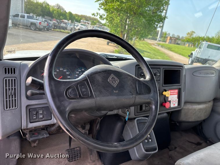 image for item FG0267 2003 International 7300 truck cab and chassis