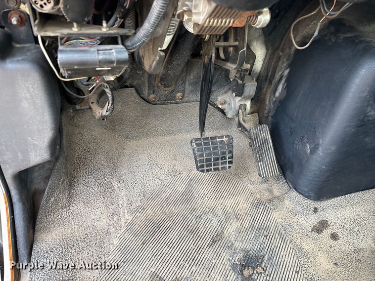 image for item FG0267 2003 International 7300 truck cab and chassis