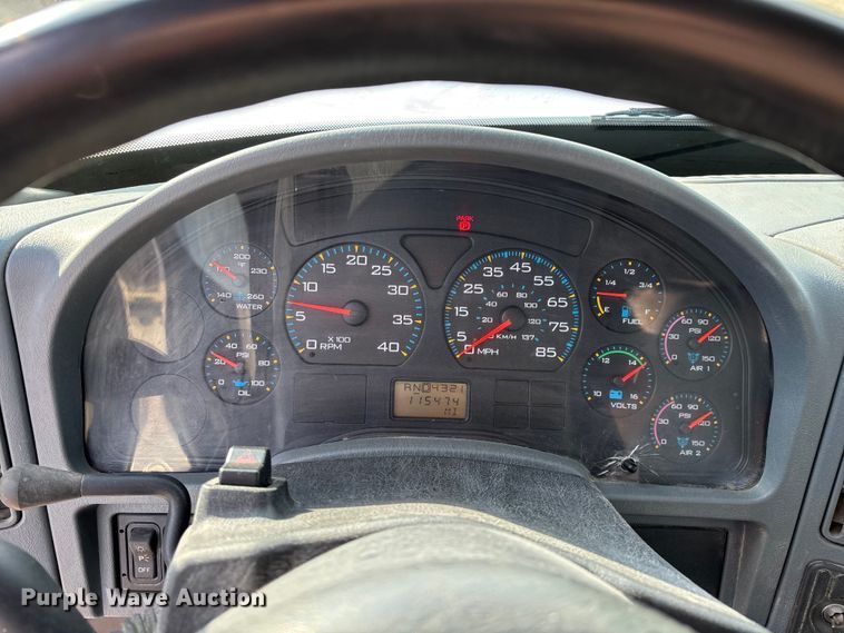 image for item FG0267 2003 International 7300 truck cab and chassis