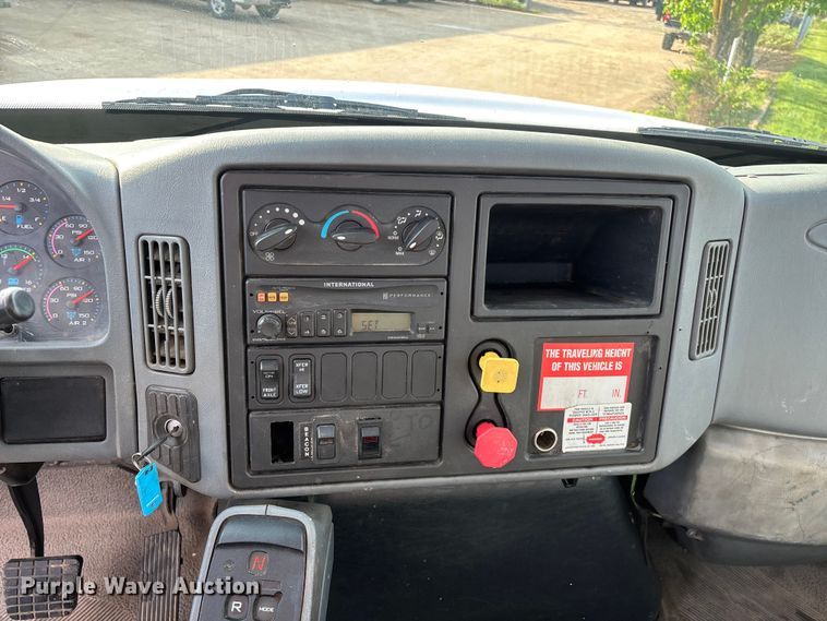 image for item FG0267 2003 International 7300 truck cab and chassis