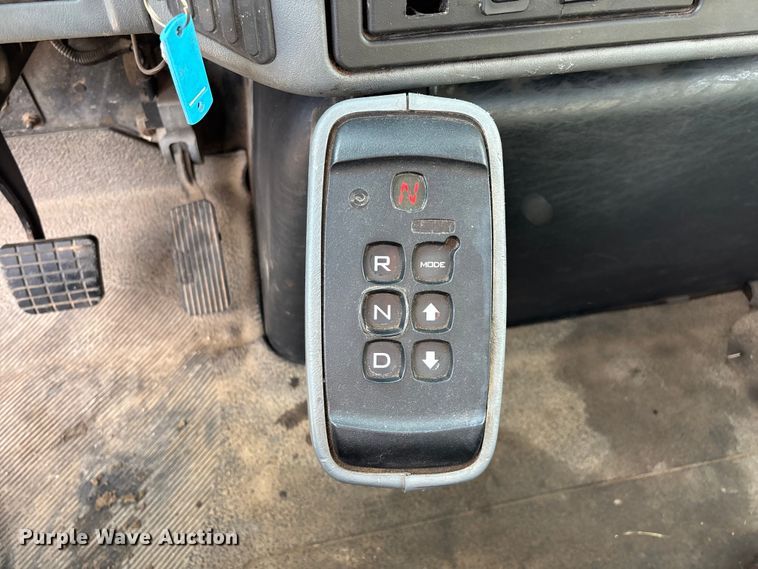 image for item FG0267 2003 International 7300 truck cab and chassis