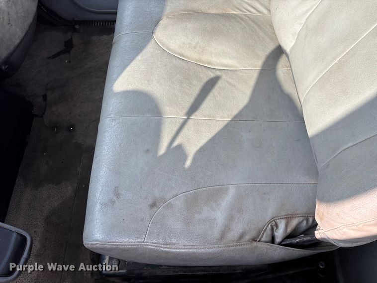 image for item FG0267 2003 International 7300 truck cab and chassis