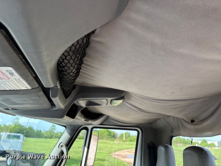 image for item FG0267 2003 International 7300 truck cab and chassis