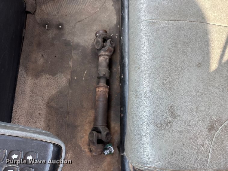 image for item FG0267 2003 International 7300 truck cab and chassis