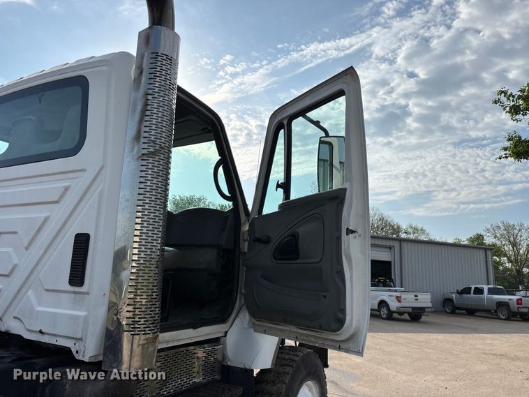 image for item FG0267 2003 International 7300 truck cab and chassis