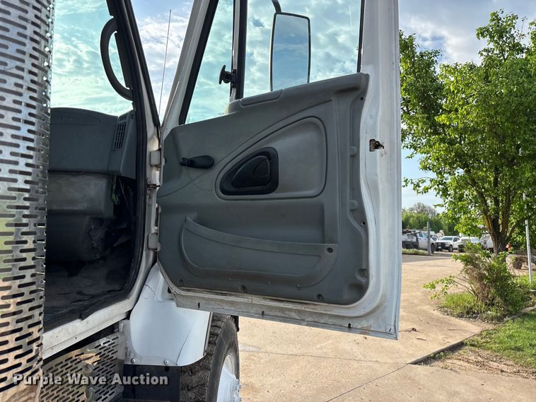 image for item FG0267 2003 International 7300 truck cab and chassis