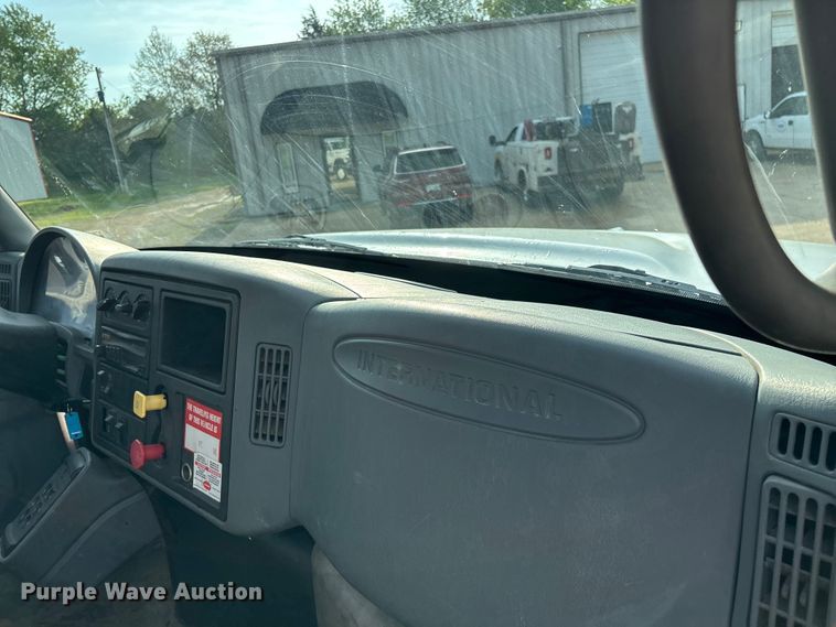 image for item FG0267 2003 International 7300 truck cab and chassis