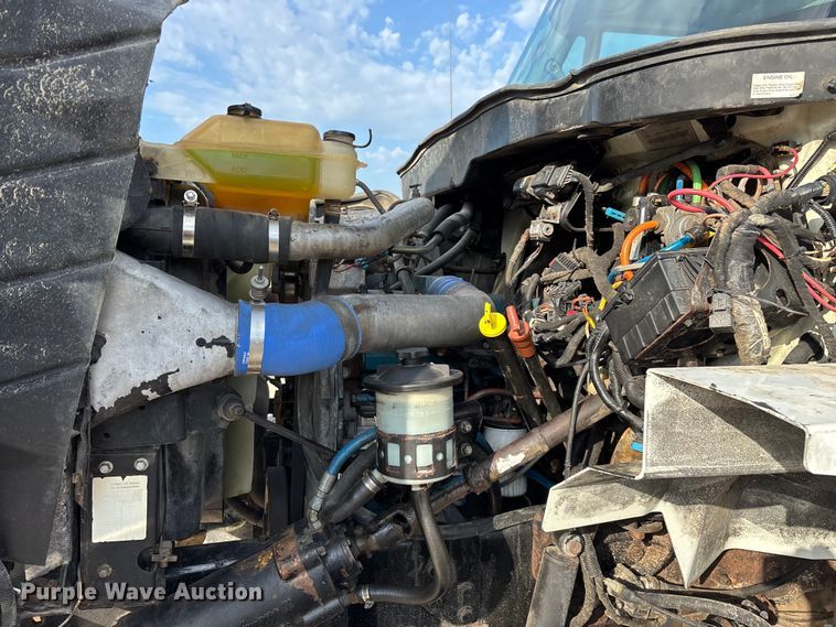 image for item FG0267 2003 International 7300 truck cab and chassis