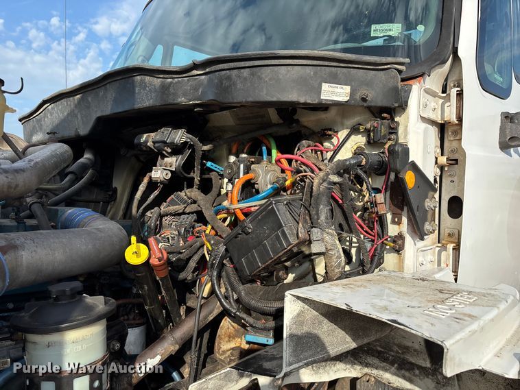 image for item FG0267 2003 International 7300 truck cab and chassis