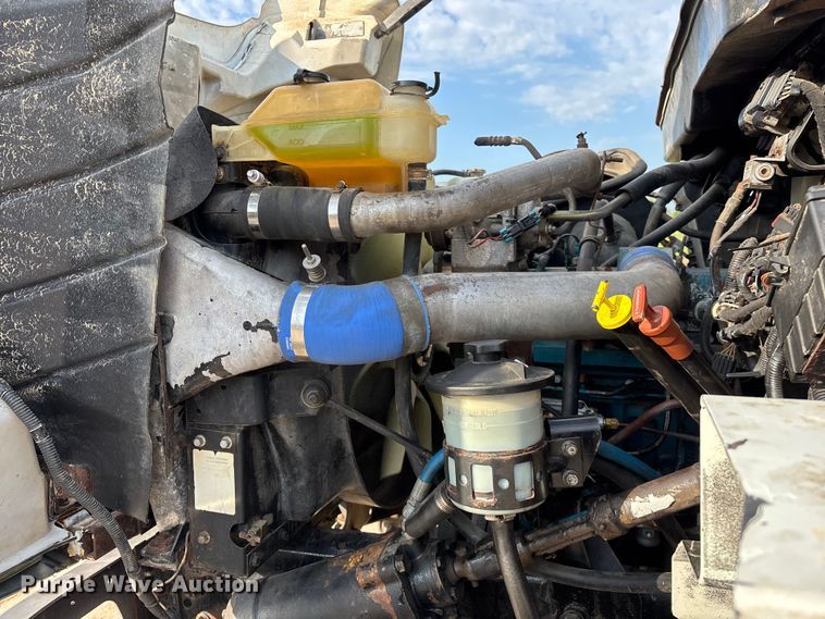 image for item FG0267 2003 International 7300 truck cab and chassis