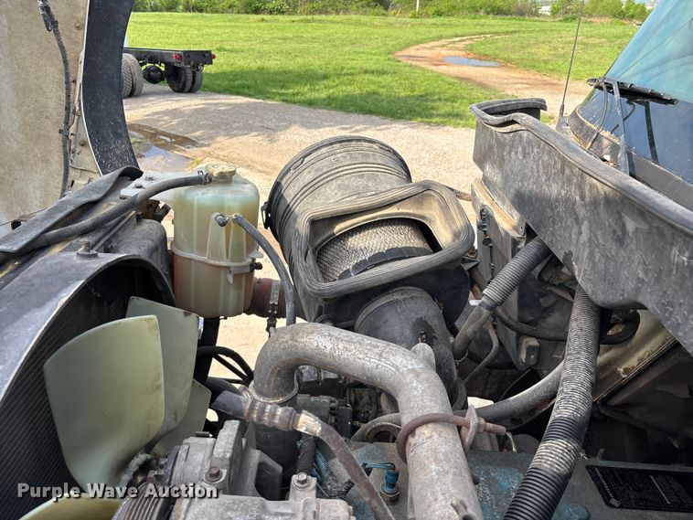 image for item FG0267 2003 International 7300 truck cab and chassis