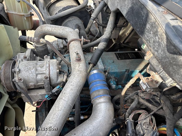 image for item FG0267 2003 International 7300 truck cab and chassis