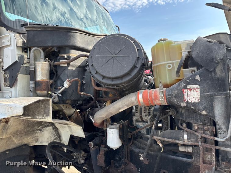 image for item FG0267 2003 International 7300 truck cab and chassis