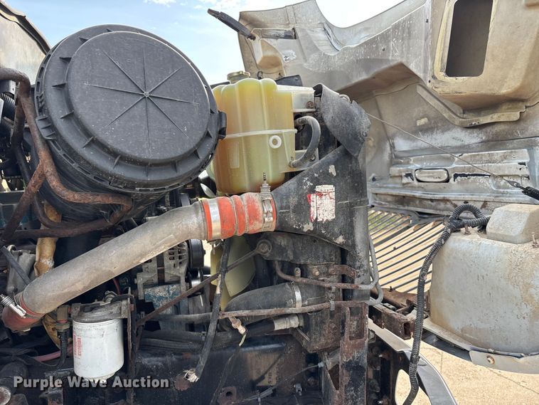 image for item FG0267 2003 International 7300 truck cab and chassis