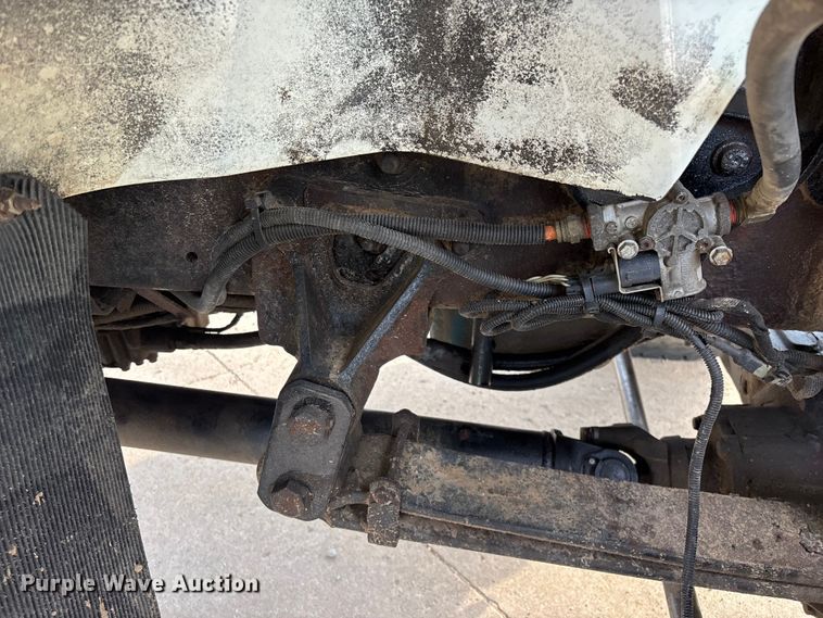 image for item FG0267 2003 International 7300 truck cab and chassis