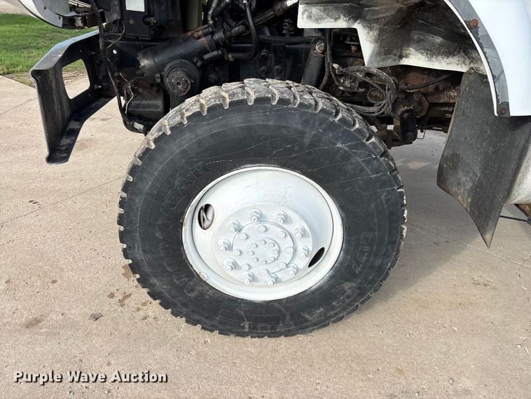 image for item FG0267 2003 International 7300 truck cab and chassis