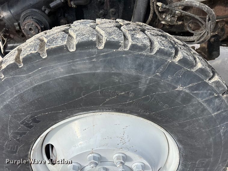 image for item FG0267 2003 International 7300 truck cab and chassis