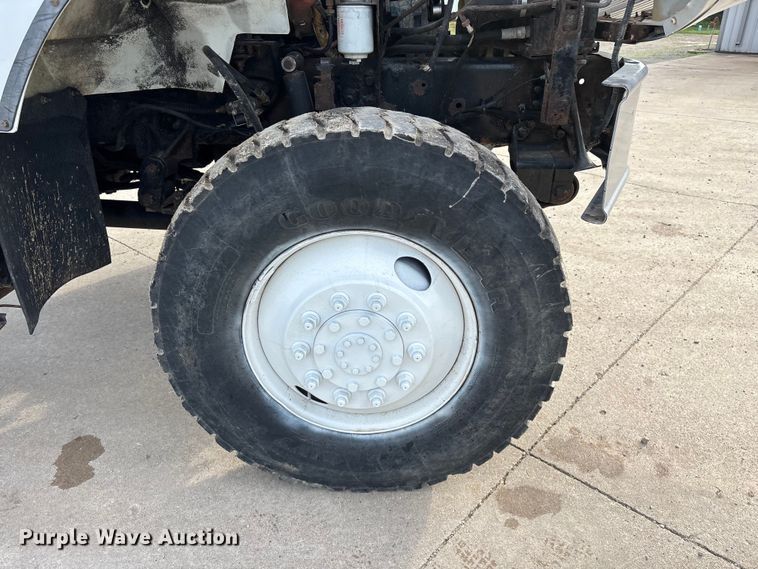 image for item FG0267 2003 International 7300 truck cab and chassis