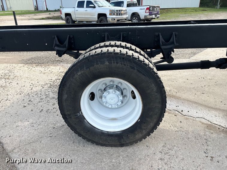 image for item FG0267 2003 International 7300 truck cab and chassis