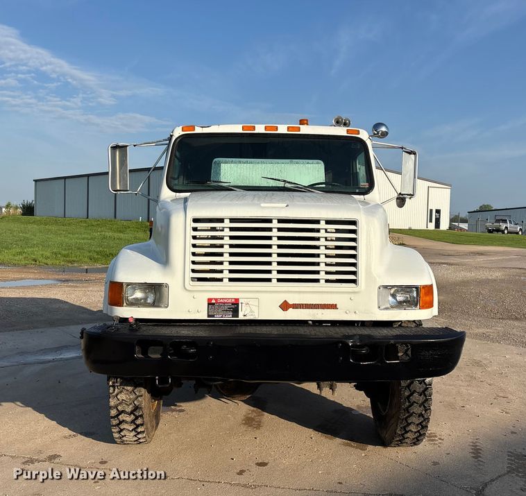 image for item FG0268 1990 International 4800 truck cab and chassis