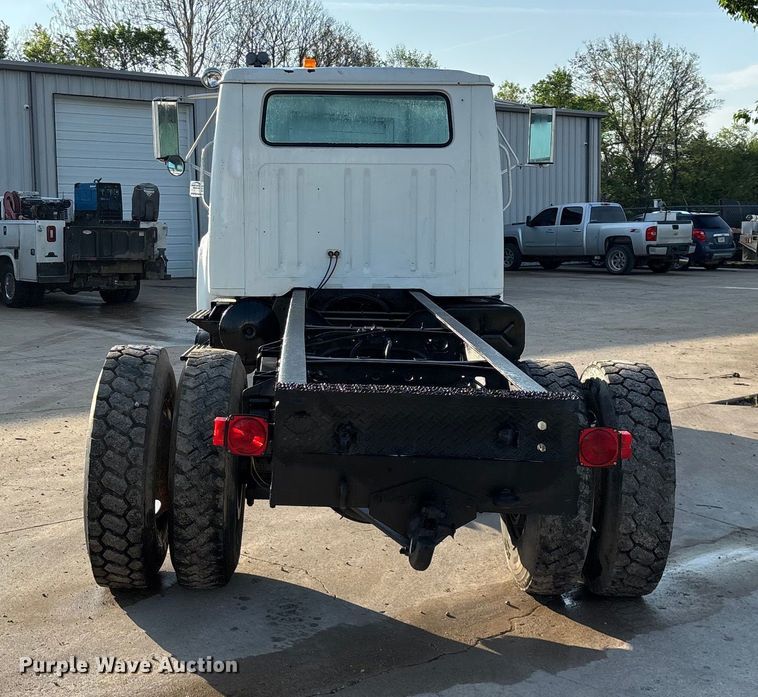 image for item FG0268 1990 International 4800 truck cab and chassis