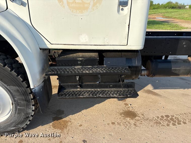 image for item FG0268 1990 International 4800 truck cab and chassis