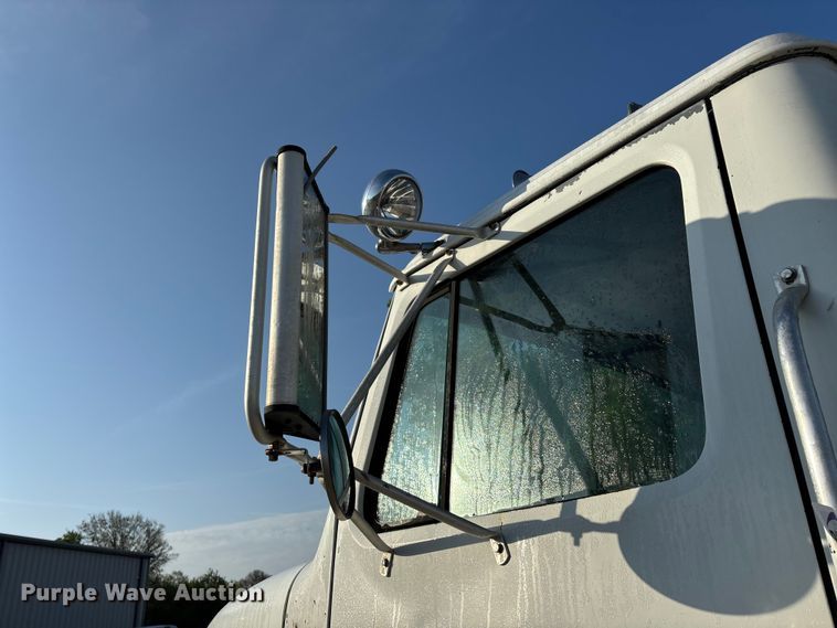 image for item FG0268 1990 International 4800 truck cab and chassis